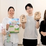 ポスターなどを手にイベントをＰＲする実行委員ら＝明石市大久保町駅前２