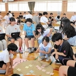 教員や地域住民らと意見を交わす児童たち＝王子小学校
