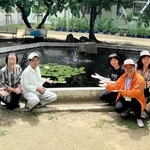 高丘西小の中庭の清掃に取り組んでいる用務員や地域住民ら＝明石市大久保町高丘７