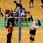 バレーボール女子でアタックを放つ朝霧の選手（右）＝加東市滝野総合公園体育館スカイピア