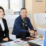 丸谷聡子市長（右）に抱負や活動を報告する山田真理さん（左）と中田充武さん＝明石市役所