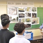 若手署員を前に明石歩道橋事故の教訓について解説する小西正吾地域官（右）＝明石署
