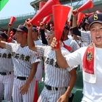 ２回、１点を返して沸き立つ明石商の応援団＝ほっともっとフィールド神戸