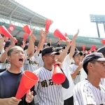 ５回表、先制のチャンスで選手を鼓舞する応援団＝ほっともっとフィールド神戸