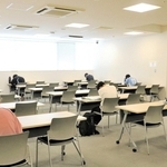 自習する利用者ら＝明石市大明石町１