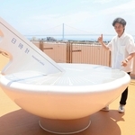 「セイコークラゲ日時計」とデザインした佐藤紳二さん＝明石市立天文科学館