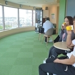 絶景を見ながら休憩できるカフェスペース＝明石市立天文科学館