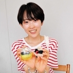 モールを使ったおにぎりのマスコットを手がける市野聖さん＝明石市相生町１
