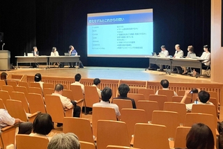「チーム担任制」を実践している小中学校教員らが意見を交換した交流研修会＝明石市東仲ノ町
