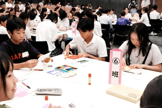 「心のＳＯＳ」の出し方について話し合う児童と生徒ら＝明石市中崎１