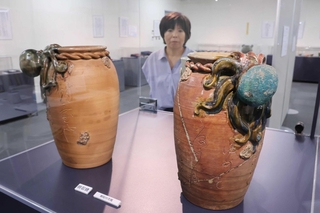 タコが張りついたデザインが目を引く明石焼の花瓶＝魚住文化財収蔵庫