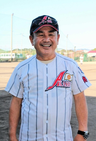 教え子にエールを送る筧新吾監督＝神戸市西区岩岡町岩岡
