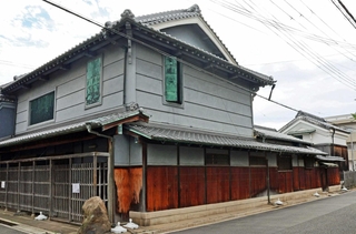 屋根や外壁が修繕されることになった旧安藤家住宅＝明石市材木町
