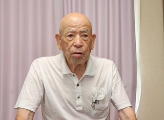 「８１年前の記憶が頭に焼き付いている」と話す近藤正平さん＝明石市藤江