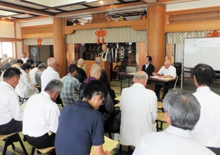二見地区の戦争について学ぼうと集まった人たち＝２０１５年７月、観音寺（観音寺提供）