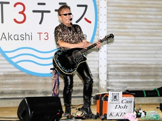 思いを込めてステージに立つ菊地慶さん＝明石市中崎１