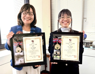 全国障がい者馬術大会で優秀な成績を収め、市役所を表敬訪問した青木琴音さん（右）＝明石市役所