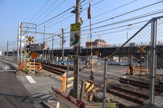 男性が作業車を目撃した踏切＝明石市魚住町錦が丘３