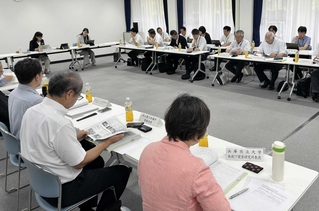 地域防災計画の修正案などが報告された明石市防災会議＝明石市中崎１