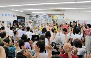 健康いきいきサロンの１００回を記念し体操する参加者＝明石市藤江