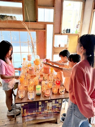 祈りを込めてキャンドルに火をともした（柏木優作さん提供）