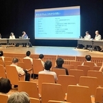 「チーム担任制」を実践している小中学校教員らが意見を交換した交流研修会＝明石市東仲ノ町