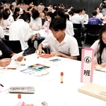 「心のＳＯＳ」の出し方について話し合う児童と生徒ら＝明石市中崎１