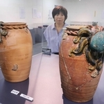 タコが張りついたデザインが目を引く明石焼の花瓶＝魚住文化財収蔵庫