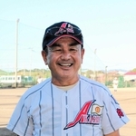 教え子にエールを送る筧新吾監督＝神戸市西区岩岡町岩岡