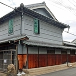 屋根や外壁が修繕されることになった旧安藤家住宅＝明石市材木町