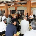 二見地区の戦争について学ぼうと集まった人たち＝２０１５年７月、観音寺（観音寺提供）
