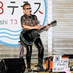 思いを込めてステージに立つ菊地慶さん＝明石市中崎１