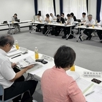 地域防災計画の修正案などが報告された明石市防災会議＝明石市中崎１