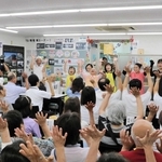 健康いきいきサロンの１００回を記念し体操する参加者＝明石市藤江