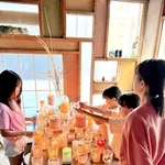 祈りを込めてキャンドルに火をともした（柏木優作さん提供）