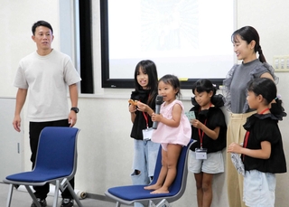 「旅育」を実践している柏木さん一家。全国での貴重な経験を語った＝明石市東仲ノ町