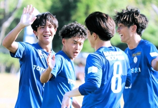 得点を喜ぶバサラ兵庫の毛利隼選手（左端）と福西毅也選手（左から２人目）ら＝８月３０日、きしろスタジアム