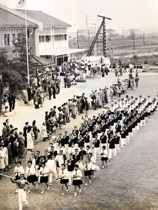 保護者が見守る中行進する約６０年前の藤江小の鼓笛隊（宮瀧周作さん提供）