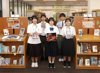 展示をＰＲする高校生ら＝県立図書館