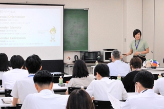 西田楠採さん（右奥）の講義を聞く参加者＝明石市樽屋町