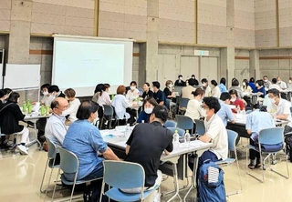 各分野の専門職が集う研修会の様子（ゆるやか連携ラボ提供）
