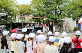 まちカフェの活動についてインタビューした子どもたち＝明石市大久保町高丘３