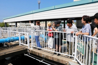 明石川浄水場見学会の様子＝明石市大道町１（撮影・赤松沙和）