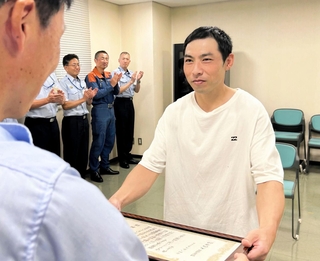 川の中にした男児を救出し、明石市消防局から感謝状を贈呈された大野皓雅さん＝明石市藤江
