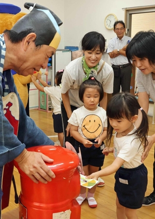 はがきを投函する園児ら＝谷八木幼稚園