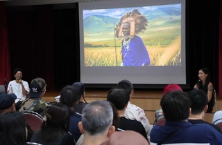 写真家のヨシダナギさん（右）とトークを繰り広げるライツ社の大塚啓志郎さん＝明石市相生町２