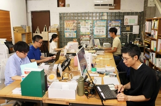 ライツ社のオフィスでの仕事風景。小所帯でコミュニケーションは取りやすい＝明石市桜町