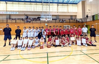 ウインターカップ東播地区予選で優勝した明石南高校の男女バスケットボール部（下里教諭提供）