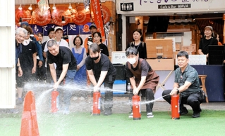 水消火器で消火訓練をする参加者＝明石市本町１