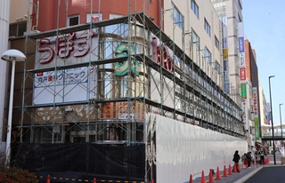 解体工事が始まった頃の明石商工会館＝２０２６年３月、明石市本町１